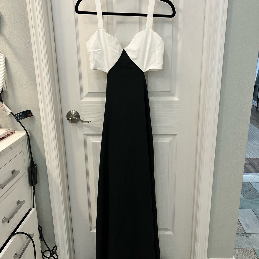 Black Sleeveless Sweetheart Maxi Gown